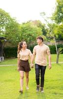 asiatiskt par älskar att dejta i parken foto