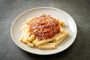 rigatoni pasta med fläskbolognesesås foto