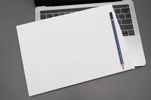 kontorsbord tomt papper med penna. det tomma papperet kan användas för att lägga in lite text eller bilder. foto