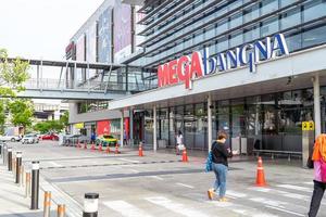 vid ingången till köpcentret mega bangna. mega bangna köpcentrum, bekvämlighet och omfattande shoppingval. foto