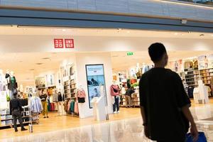 framför uniqlo mega bangna filial. skyltfönster av japansk modeåterförsäljare. foto