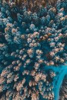 Flygfoto över bergslandskapet under vintersäsongen. foto