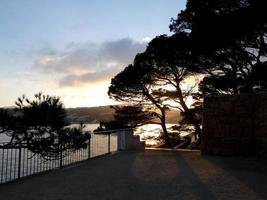 blått hav och blå himmel i den katalanska costa brava, Spanien foto