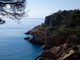 blått hav och blå himmel i den katalanska costa brava, Spanien foto