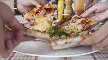 familj lunch äta pizza skinka ost recept - människor med favorit italiensk maträtt koncept foto