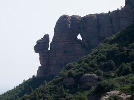 profil av bergen i montserrat, norr om staden Barcelona. foto
