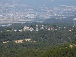panoramautsikt över dalen från montserrat till norra delen av staden Barcelona. foto