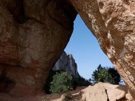 naturligt sjunkhål i bergen i Montserrat, Katalonien, Spanien foto