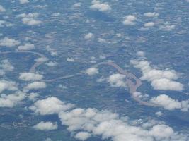 Flygfoto över molnlandskapet sett genom flygplansfönstret foto