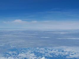 Flygfoto över molnlandskapet sett genom flygplansfönstret foto