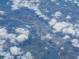 Flygfoto över molnlandskapet sett genom flygplansfönstret foto