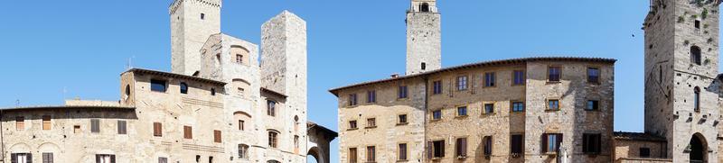 san gimignano, Italien-8 augusti 2020-vy av det medeltida tornet i Saint Gimignano under en solig dag. foto