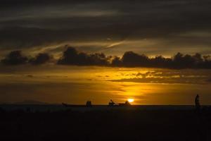 fantastisk solnedgång i raja ampat papua indonesien foto