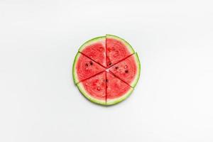 färska vattenmelon skivor på vit bakgrund foto