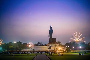 bangkok, thailand - 2017, 29 oktober - buddhister ber till den 15,87 m höga buddhastatyn på phutthamonthon i asalha puja day foto