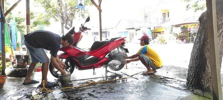 sidoarjo, jawa timur, Indonesien, 2022 - motorcykeltvätt vid sidan av vägen foto