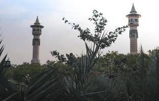 tulungagung, jawa timur, Indonesien, 2022 - Kuba-moskén ovanför det grekiska torget foto