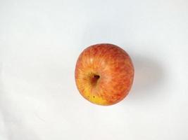 röda äpplen isolerad på vit bakgrund. äpplen är kända för att ha låga kalorier och innehåller en mängd olika vitaminer och mineraler, såsom vitamin a, vitamin b6, vitamin c och kalium. foto