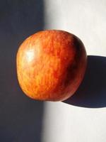 röda äpplen isolerad på vit bakgrund. äpplen är kända för att ha låga kalorier och innehåller en mängd olika vitaminer och mineraler, såsom vitamin a, vitamin b6, vitamin c och kalium. foto