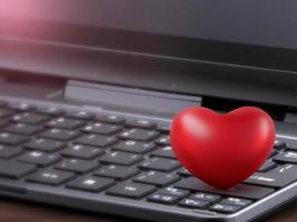 röda hjärtan, på datorns tangentbord, alla hjärtans dag firande foto