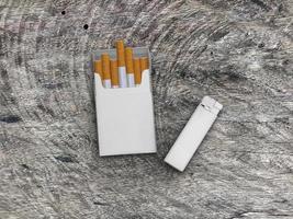 cigarettpaket och tändare på vintage trä textur bakgrund, ovanifrån foto