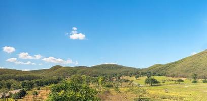 panorama landskap vy av berg agent blå himmel foto
