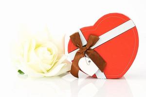 vit ros och hjärtformad låda foto