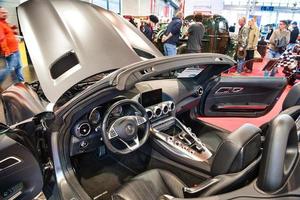 friedrichshafen - maj 2019 inredning av silver carbon mercedes-amg gt c190 r190 2014 cabrio på motorworld classics bodensee den 11 maj 2019 i friedrichshafen, tyskland foto