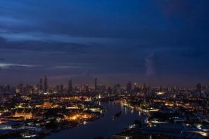 stadsbilden i bangkok vid soluppgången med utsikt över det stora palatset och floden chao phraya från ovan med utsikt över det stora palatset och floden chao phraya från ovan foto