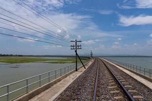 järnväg över pasakdammen på landsbygden i lopburi thailand foto