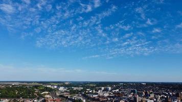 flygbilder av drönare hög vinkel vy över london luton city i England, Storbritannien foto