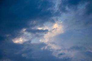 mörk himmel med solbländning. naturlig bakgrund av himlen foto