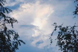 mörk himmel med solbländning. naturlig bakgrund av himlen foto