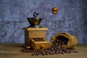 vintage kaffekvarn. gammal retro handdriven kaffekvarn av trä och metall. manuell kaffekvarn för malning av kaffebönor. mjukt fokus. foto