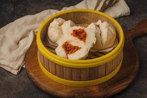 nikuman eller köttfyllda bullar i bakpao klakat foto