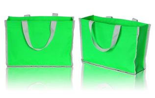 grön shoppingväska på vit bakgrund foto