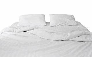 vita sängkläder och kudde isolerad på vit bakgrund foto