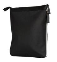 svart väska med dragkedja isolerad på vitt med urklippsbana foto