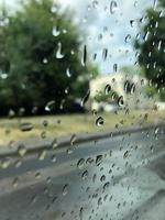 ett vatten droppar på fönstret, regnig dag. humör, i bilen foto