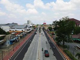 jakarta, indonesien, 11 maj 2022 - vacker flygvy över kontorsbyggnader och trafik. foto