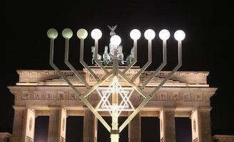 menorah under hanukkah i pariser platz, berlin, tyskland foto