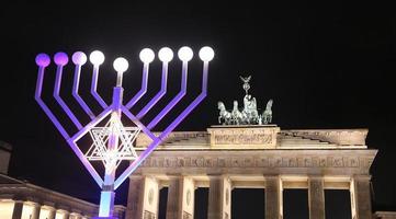 menorah under hanukkah i pariser platz, berlin, tyskland foto