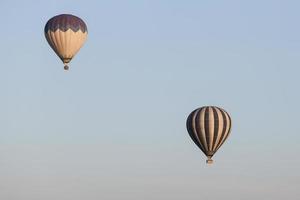 varmluftsballonger över Goreme town foto