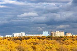 solbelysta moderna urbana hus och gul stadspark foto