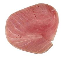 färsk biff av tonfisk isolerad på vitt foto