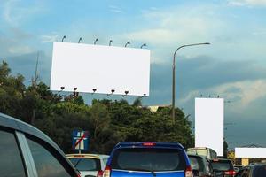 affischtavla mockup i stadsbakgrund med trafikatmosfär under vacker himmel. foto