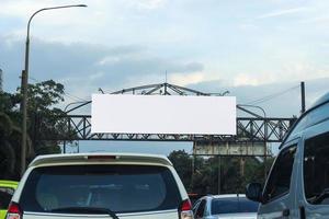 billboard mockup mitt på vägen med trafikatmosfär under vacker himmel. foto