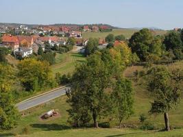 liten by i bergen i hessen foto