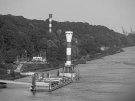 hamburg vid floden elbe i tyskland foto