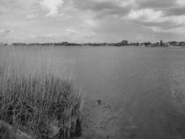 vid floden schlei i Schleswig-Holstein foto